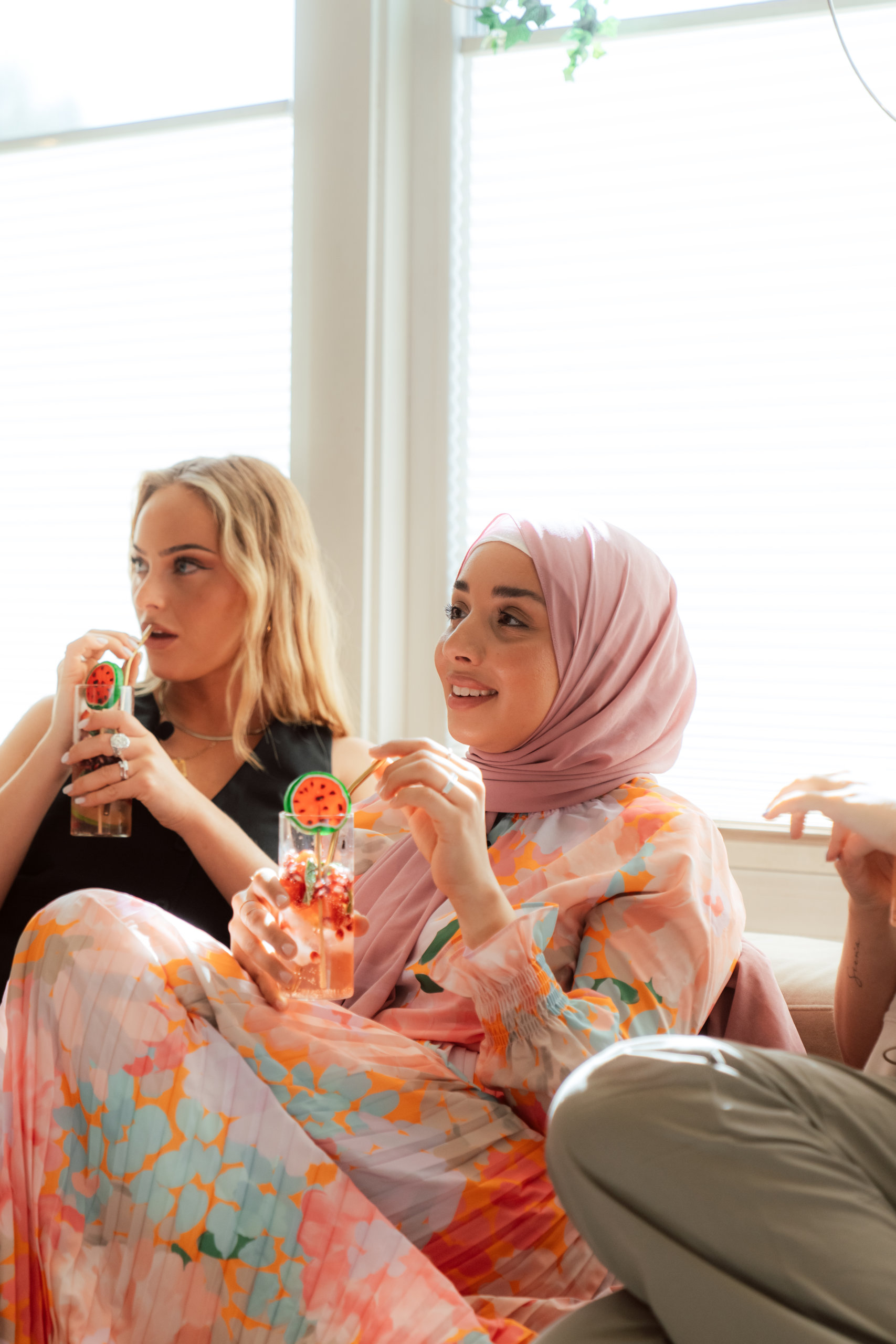 Camilla Hamid och Alice Stenlöf dricker Queen Feylis jordgubbslemonad i Halv Åtta hos en Youtuber.
