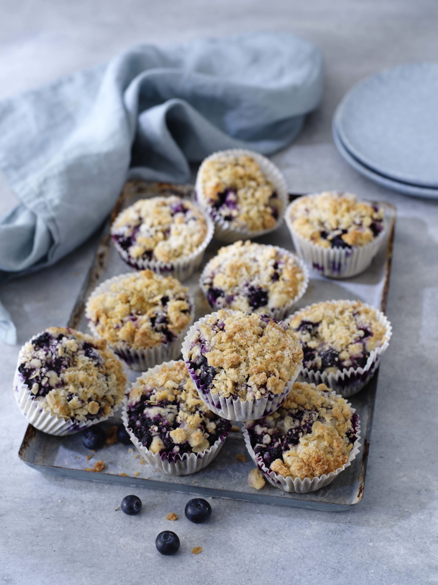 Saftiga blåbärsmuffins med vaniljkrämsgömma och knaprigt havresmul